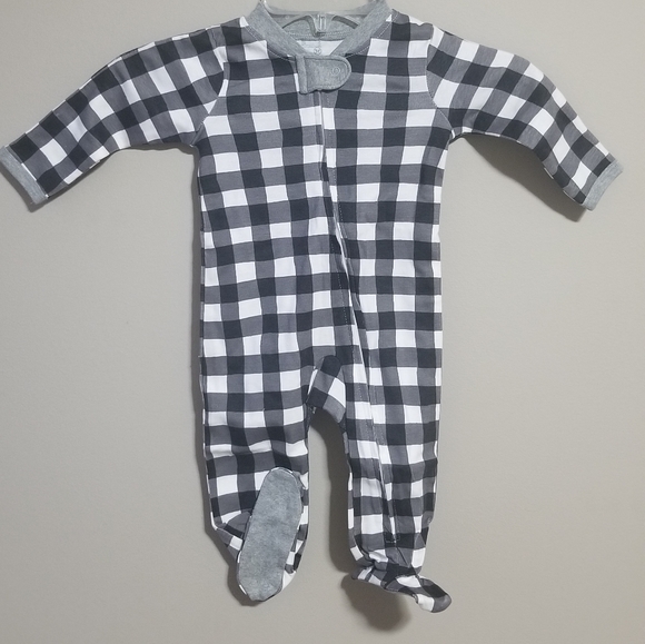 Honest Company Infant set of 2 zip up sleepers - Picture 2 of 9